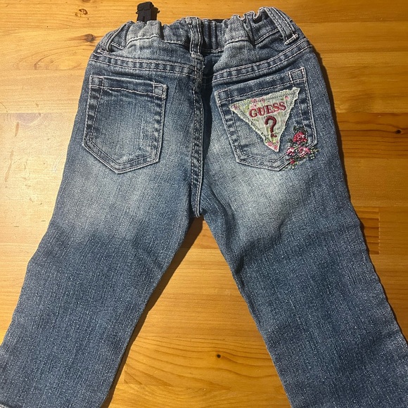 Toddler GUESS floral embroidered jeans - Picture 3 of 3